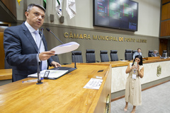 Movimentação de plenário. Na tribuna, o vereador Coronel Ustra.