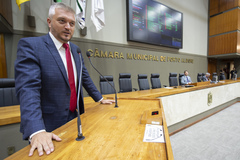 Movimentação de plenário. Na tribuna, o vereador Ramiro Rosário.
