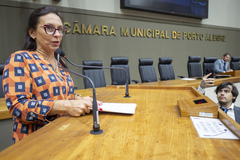 Movimentação de plenário. Na tribuna, a vereadora Cláudia Araújo.