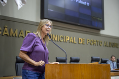 Movimentação de plenário. Na tribuna, a vereadora Fernanda Barth.