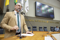 Movimentação de plenário. Na tribuna, o vereador suplente Fabiano Rheinheimer.