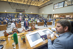Movimentação de plenário. Em destaque na foto, as vereadoras Grazi Oliveira e Natasha Ferreira.