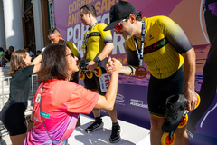 Presidente Comandante Nádia participa da 21º Corrida do Aniversário de Porto Alegre. Na foto, a presidente entrega medalhas para os ganhadores da Corrida Inline (patins).