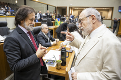 Movimentação de plenário. Na foto, os vereadores Aldacir Oliboni e Pedro Ruas.