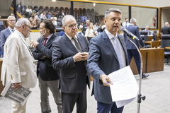 Movimentação de plenário. No microfone de apartes, o vereador Coronel Ustra.