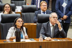 Movimentação de plenário. Na foto, os vereadores Cláudia Araújo e Idenir Cecchim.