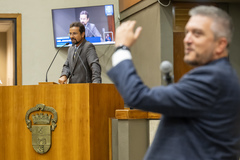 Movimentação de plenário. Na tribuna, o vereador Jonas Reis. No microfone de apartes, o vereador Ramiro Rosário.