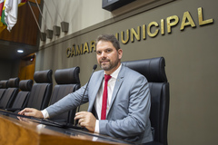 Movimentação de plenário. Ao microfone, o vereador Márcio Bins Ely assume a presidência momentaneamente.
