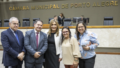 Movimentação de plenário. Na foto, a ex-vereadora e atual secretária de transparência e controladoria Mônica Leal visita a sessão plenária. Participam da foto os vereadores Idenir Cecchim, Hamilton Sossmeier, Cláudia Araújo e Tanise Sabino.
