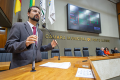 Movimentação de plenário. Na tribuna, o vereador Jonas Reis.
