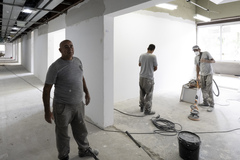Obras de recuperação pós enchente.  Preparação das estruturas básicas para readequação das salas.  Etapa contrapisos e paredes.