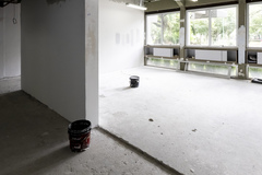 Obras de recuperação pós enchente.  Preparação das estruturas básicas para readequação das salas.  Etapa contrapisos e paredes.