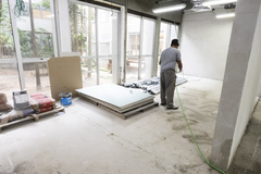 Obras de recuperação pós enchente.  Preparação das estruturas básicas para readequação das salas.  Etapa contrapisos e paredes.