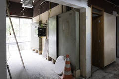 Obras de recuperação pós enchente.  Preparação das estruturas básicas para readequação das salas.  Etapa contrapisos e paredes.