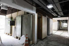 Obras de recuperação pós enchente.  Preparação das estruturas básicas para readequação das salas.  Etapa contrapisos e paredes.