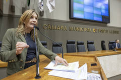 Movimentação de plenário. Na tribuna, a vereadora suplente Mônica Leal.