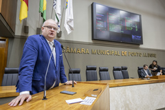 Na tribuna, o vereador Tiago Albrecht.