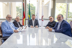 Presidente em exercício Márcio Bins Ely e os vereadores Pedro Ruas e Idenir Cecchim recebem o padre Antônio Viana e Adão Paiani para conversarem sobre a 71ª Festa de Nossa Senhora do Trabalho.