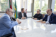 Presidente em exercício Márcio Bins Ely e os vereadores Pedro Ruas e Idenir Cecchim recebem o padre Antônio Viana e Adão Paiani para conversarem sobre a 71ª Festa de Nossa Senhora do Trabalho.