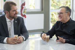 Presidente em exercício Márcio Bins Ely e os vereadores Pedro Ruas e Idenir Cecchim recebem o padre Antônio Viana e Adão Paiani para conversarem sobre a 71ª Festa de Nossa Senhora do Trabalho.