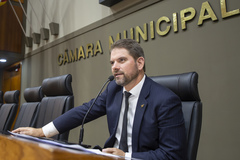 Movimentação de plenário. Vereador Márcio Bins Ely preside momentaneamente a sessão.
