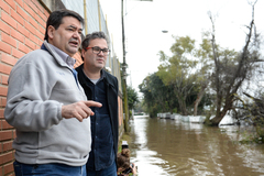 Wambert (à esq) e Robaina, em visita à escola Maria José Mabilde