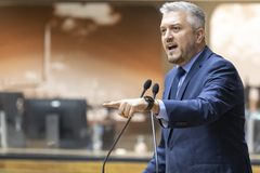 Movimentação de plenário. Na tribuna, o vereador Ramiro Rosário.