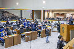 Movimentação de plenário. Na tribuna, o vereador Jonas Reis.