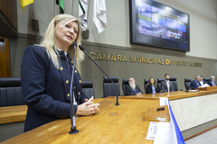 Sessão Solene em Comemoração à Independência do Estado de Israel (Yom Ha'atzma'ut), proposta pela vereadora Fernanda Barth. Na tribuna, a vice-prefeita Betina Worm.