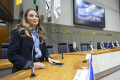 Sessão Solene em Comemoração à Independência do Estado de Israel (Yom Ha'atzma'ut), proposta pela vereadora Fernanda Barth. Na tribuna, Daniela Raad, presidente da Fundação Israelita do RS.