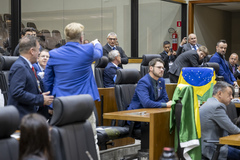 Movimentação de plenário. Na foto, os vereadores Gilvani o Gringo e Rafael Fleck discutem.