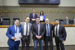 Movimentação de plenário. Na foto, a presidente Comandante Nádia e os vereadores Márcio Bins Ely, Giovane Byl, Gilson Padeiro, Marcelo Bernardi, Moisés Barboza e Hamilton Sossmeier após formação de novo bloco partidário.