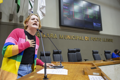 Movimentação de plenário. Na tribuna, a vereadora Natasha Ferreira.