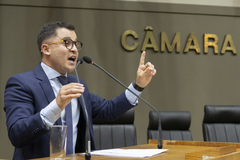 Movimentação de plenário. Na tribuna, o vereador Giovani Culau e Coletivo.