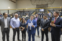 Movimentação de plenário. No microfone de apartes, o vereador Hamilton Sossmeier anuncia formação de novo bloco partidário.