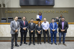 Movimentação de plenário. Na foto, a presidente Comandante Nádia, a vereadora Cláudia Araújo e os vereadores Moisés Barboza, Márcio Bins Ely, Giovane Byl, Gilson Padeiro, Hamilton Sossmeier e Marcelo Bernardi após formação de novo bloco partidário.