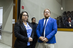 Movimentação de plenário. Vereadora Psicóloga Tanise Sabino e vereador Rafael Fleck