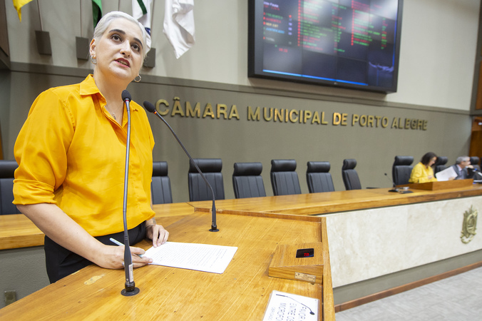 Tribuna popular com a Associação Rio-Grandense de Bibliotecários (ARB). Na tribuna, Luciana Kramer Pereira, presidente da ARB.