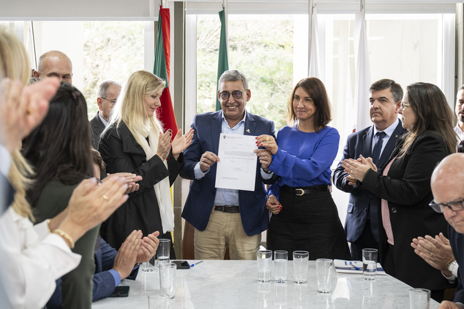 Presidente Comandante Nádia e vereadores recebem Prefeito Sebastião Melo na Câmara para entrega do projeto do Executivo que prevê concessão do DMAE à iniciativa privada.