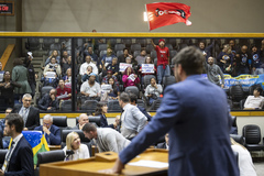 Movimentação de plenário. Na tribuna, o vereador Jessé Sangalli.