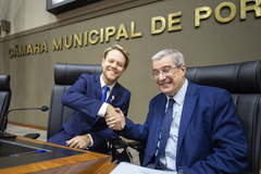 Movimentação de plenário. Ao microfone, o vereador Alexandre Bublitz preside a sessão momentaneamente.