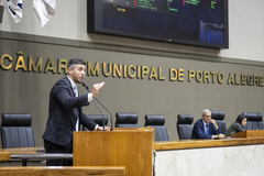 Movimentação de plenário. Na tribuna, o vereador Marcos Felipi.