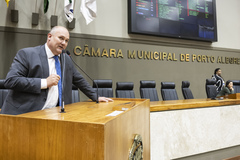 Movimentação de plenário. Na tribuna, o vereador Gilvani o Gringo.