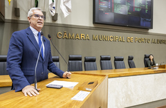 Movimentação de plenário. Na tribuna, o vereador Mauro Pinheiro.