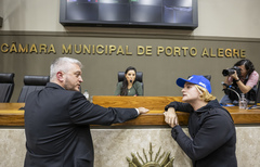 Movimentação de plenário. Na foto, os vereadores Ramiro Rosário e Natasha Ferreira.