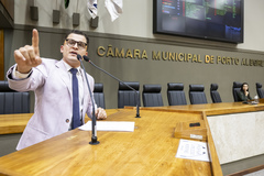 Movimentação de plenário. Na tribuna, o vereador Giovani Culau e Coletivo.