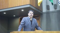 Professor Wambert em discurso no plenário.