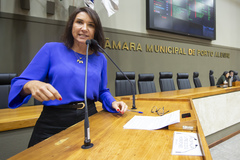 Movimentação de plenário. Na tribuna, a vereadora Comandante Nádia.