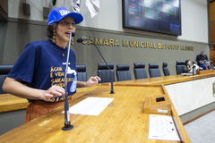 Movimentação de plenário. Na tribuna, a vereadora Juliana de Souza.