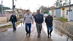 Vereador ouviu a população afetada pelas enchentes nas ilhas. Foto: Marco Pecker